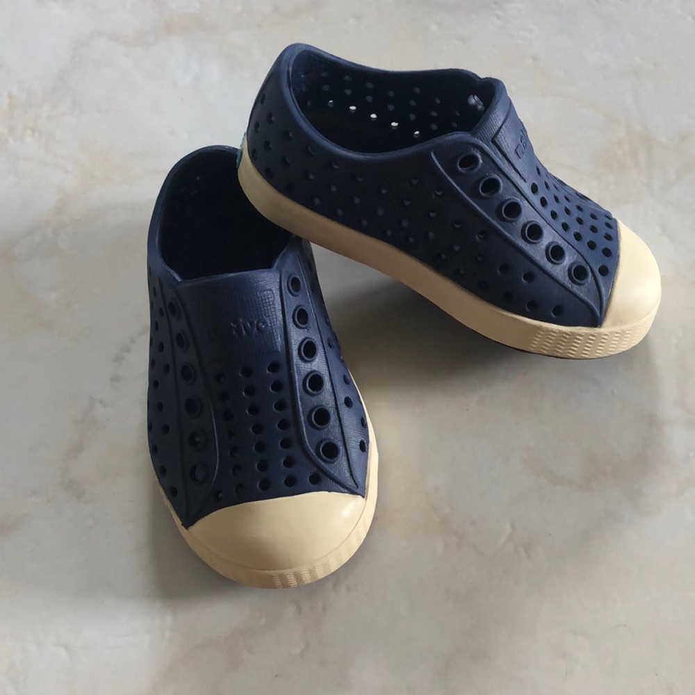 Native shoes in EUC, in original box. Size 5c